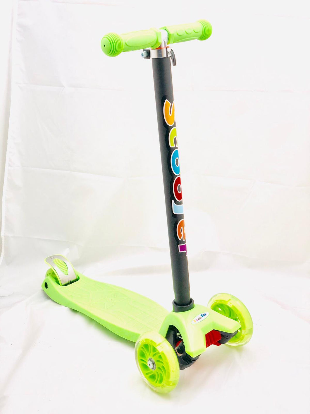 Kids 3 Wheel Scooter with LED Motion Lights Green Age 4+ HALF PRICE
